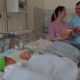 Родители держат на руках новорожденных