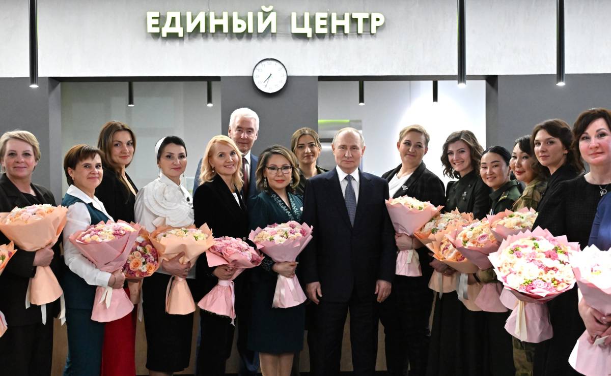 Владимир Путин тепло встретился с героинями фонда «Защитники Отечества» перед 8 марта