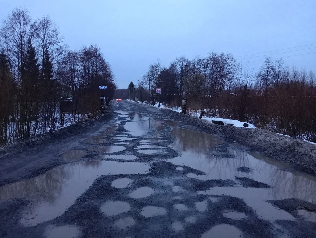 Ямы вместо дороги: дачники Череповца возмущены состоянием пути к причалам