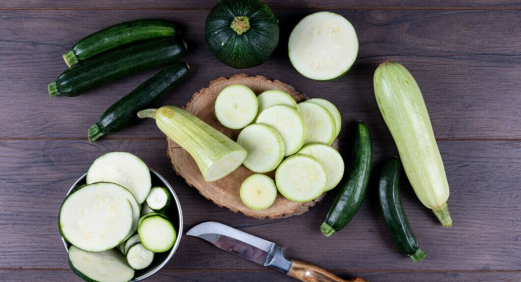 овощи кабачки и цуккини лежат на столе