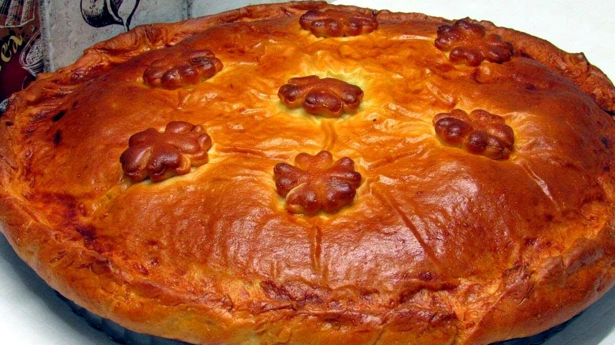румяный пирог из дрожжевого теста