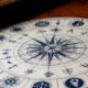 астрологическая карта на столе