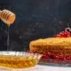 медовик украшенный ягодами