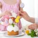 мама и дочь украшают куличи