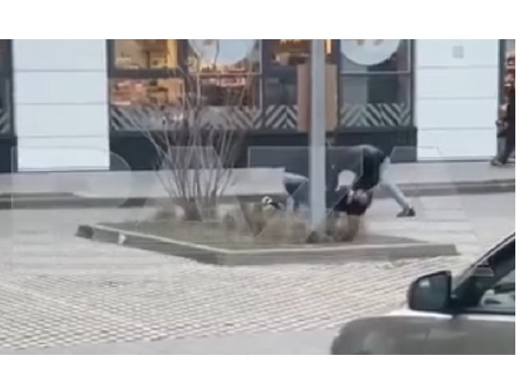 Полицейские Крюков и Каблуков избили человека
