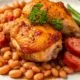 курица с фасолью и колбасками