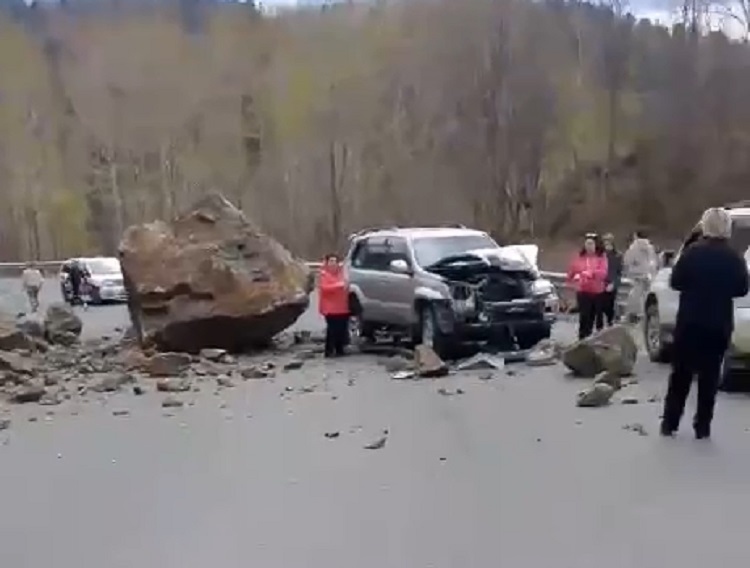 В Приморье скала обрушилась на авто с людьми В Приморье скала обрушилась на авто с людьми