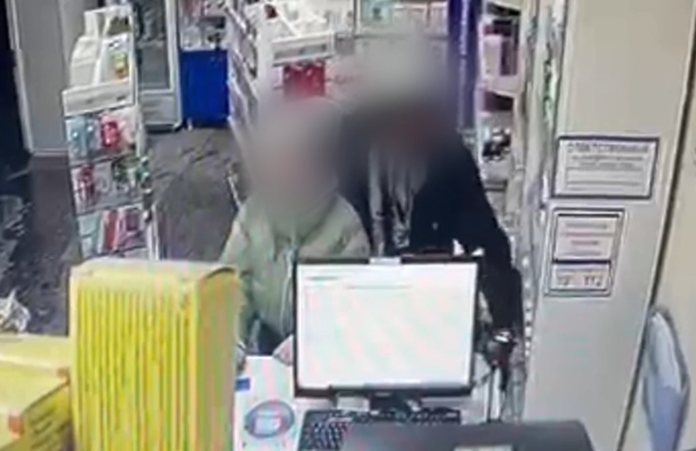 Вор (в черном) запускает руку куда не надо Вор (в черном) запускает руку куда не надо