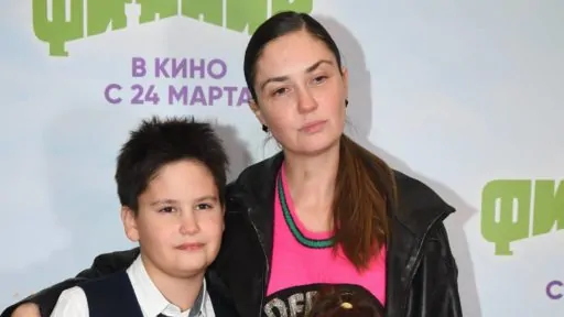 Агата Муцениеце с сыном