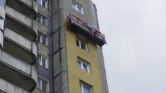 Стены утеплят, оштукатурят и покрасят