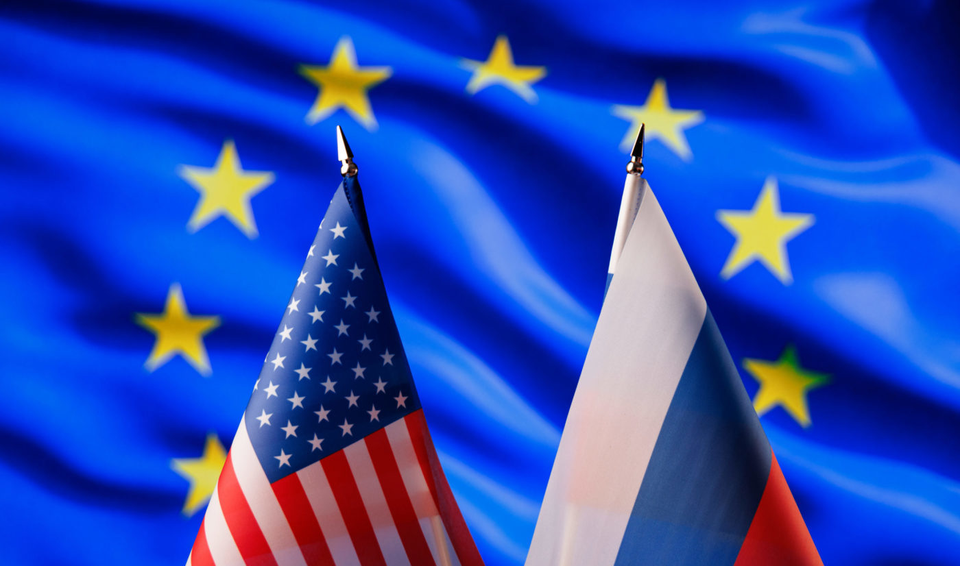 флаги России и США