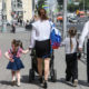 Семья с детьми на прогулке