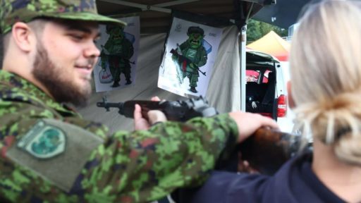 В Эстонии дети стреляли по оркам в российской форме