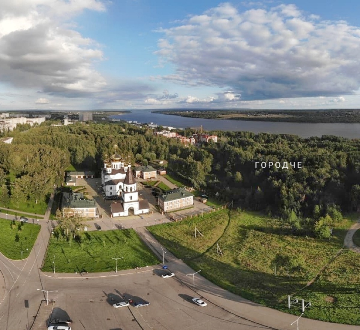 Храм в Макаринской роще - вод сверху Храм в Макаринской роще - вод сверху