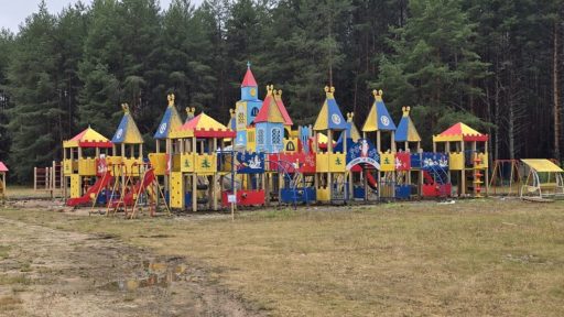 В Устюге сносят шикарную детскую площадку "от Деда Мороза"