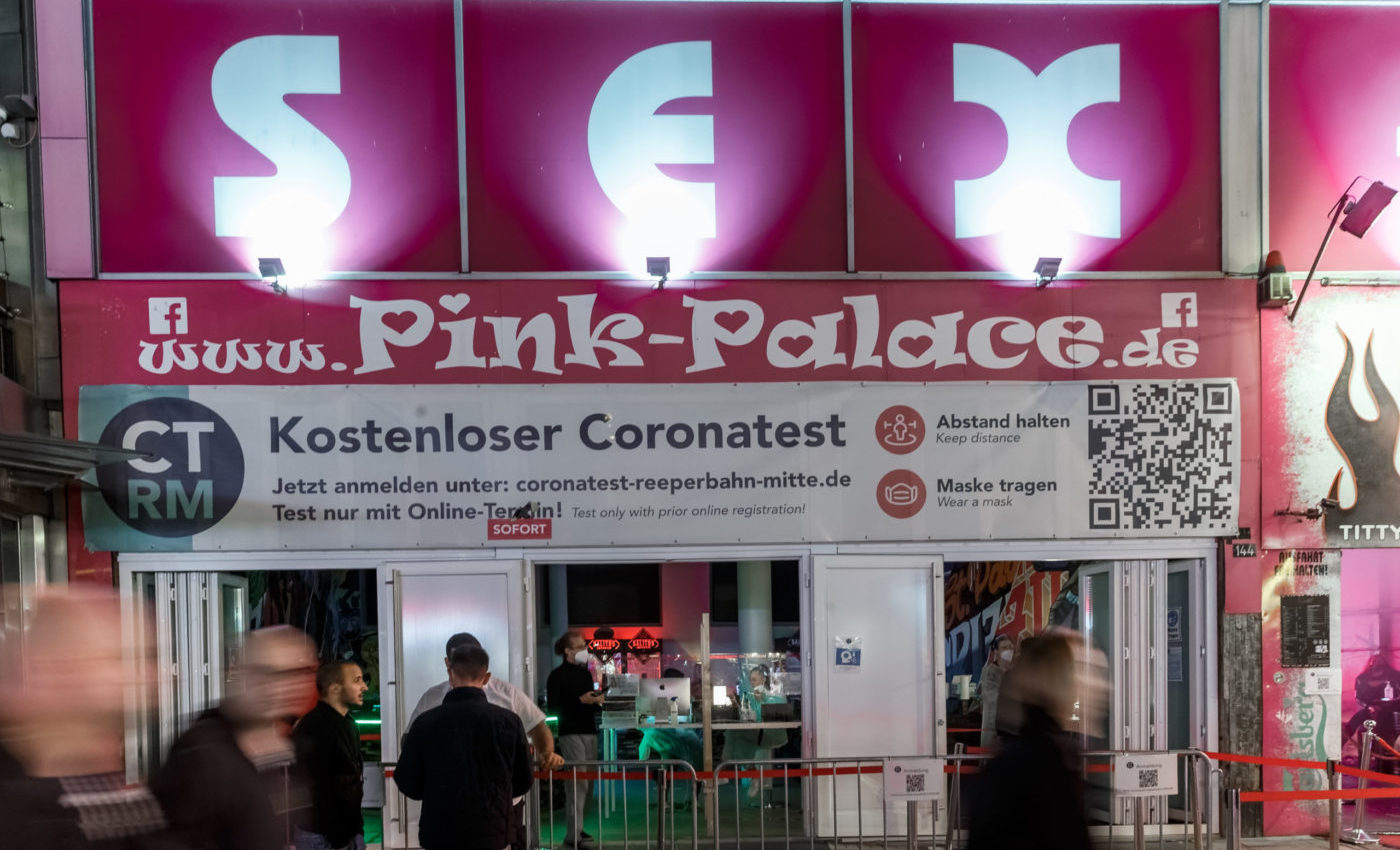 Мужчина и женщина Reeperbahn in Hamburg