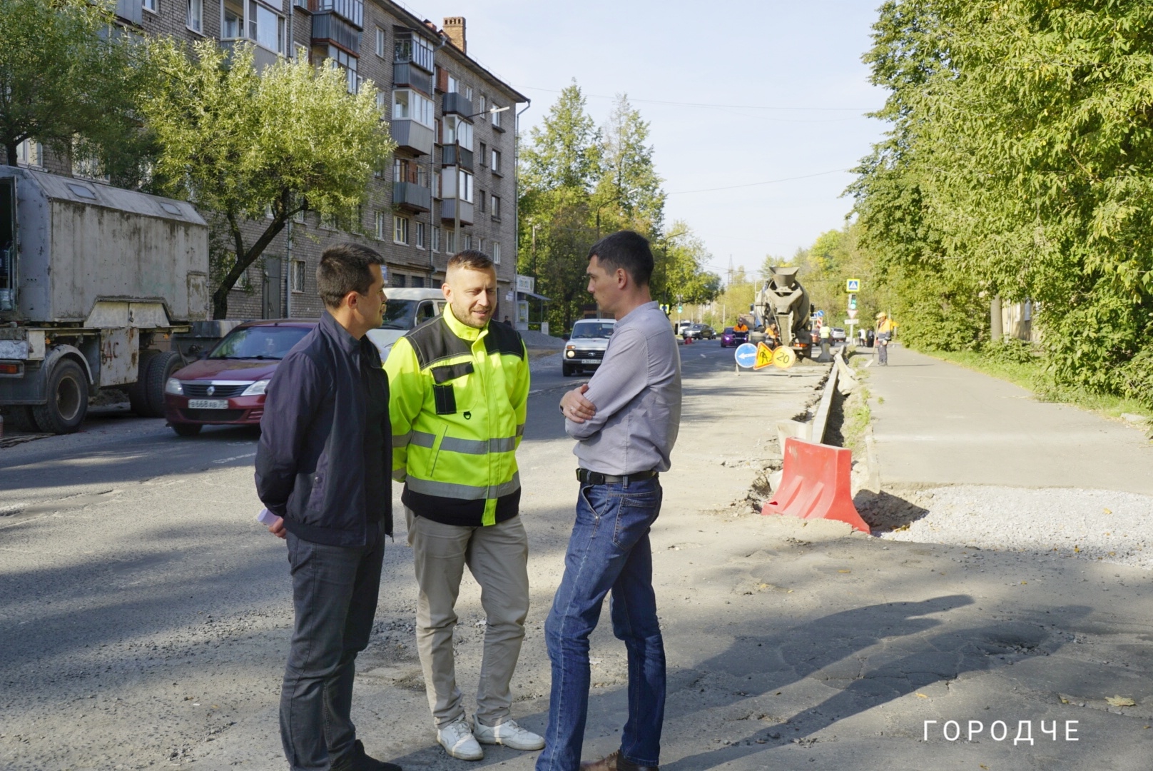 Совещание на улице Ломоносова Совещание на улице Ломоносова