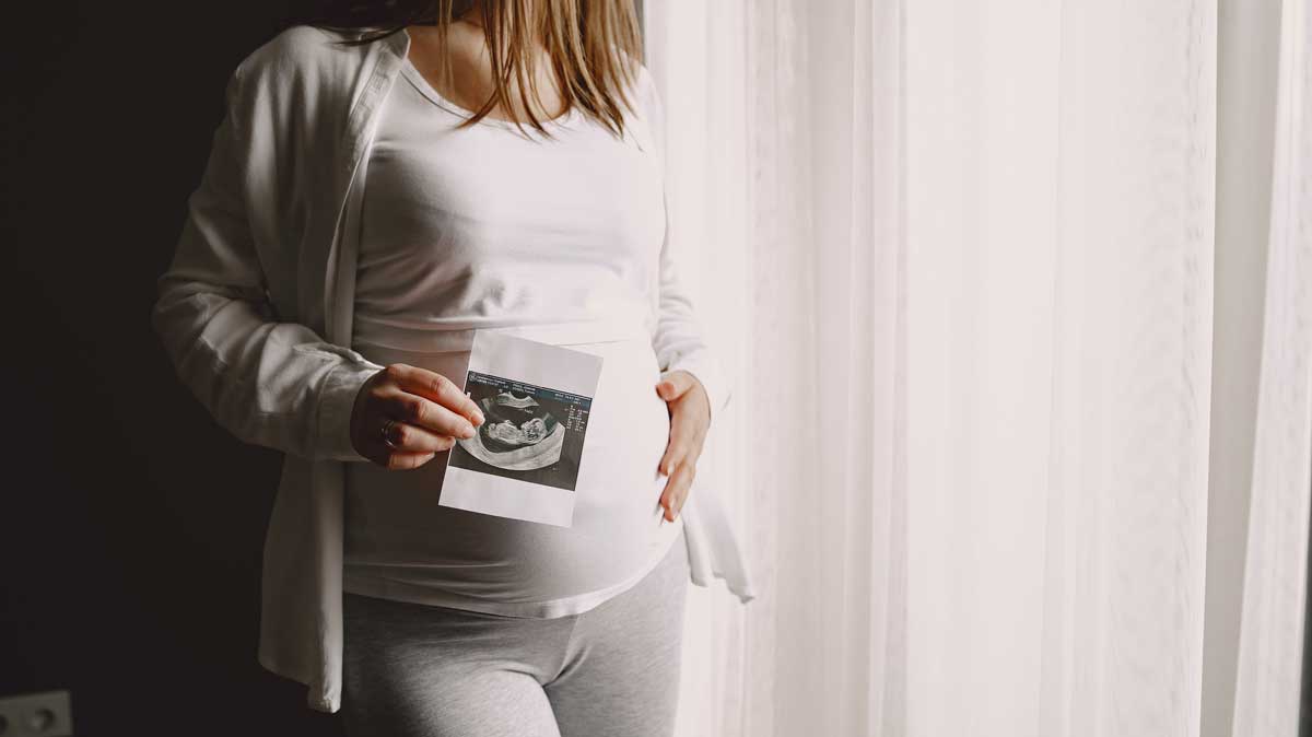 беременная-девушка Около 1000 молодых матерей Вологодской области получили региональную выплату в 100 тысяч рублей