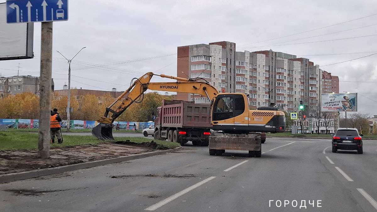 срезают-грунт В Череповце продолжается обновление газонов по новым стандартам благоустройства