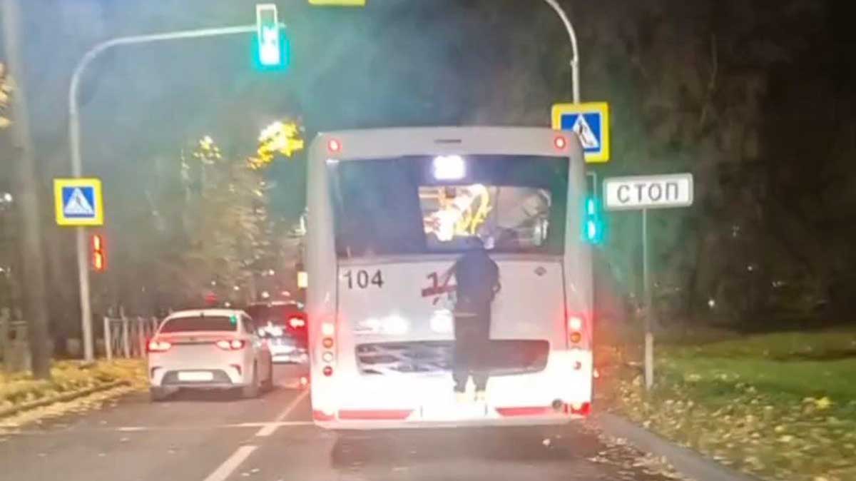 зацепы В Череповце участились случаи автобусного зацепинга: перевозчик выступил с заявлением