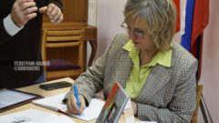 Автор книги Елена Рогачева раздает автографы