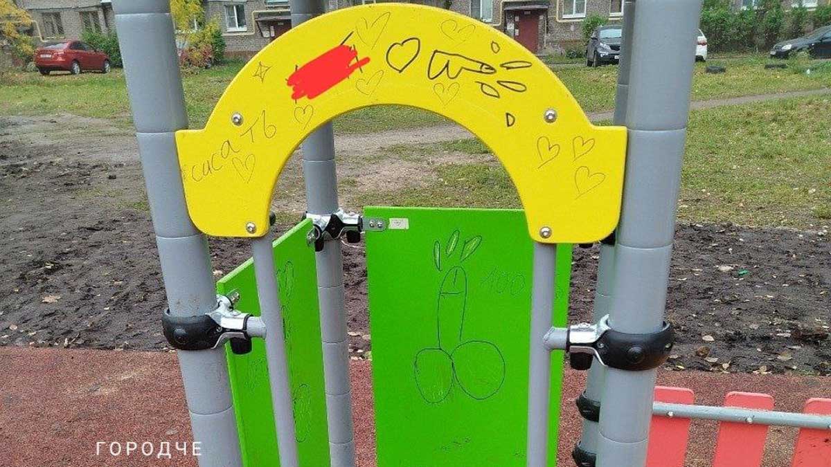 В Череповце вновь повреждены новые детские площадки: мэр обратился к жителям