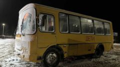 Под Череповцом школьный автобус съехал в кювет: дети не пострадали