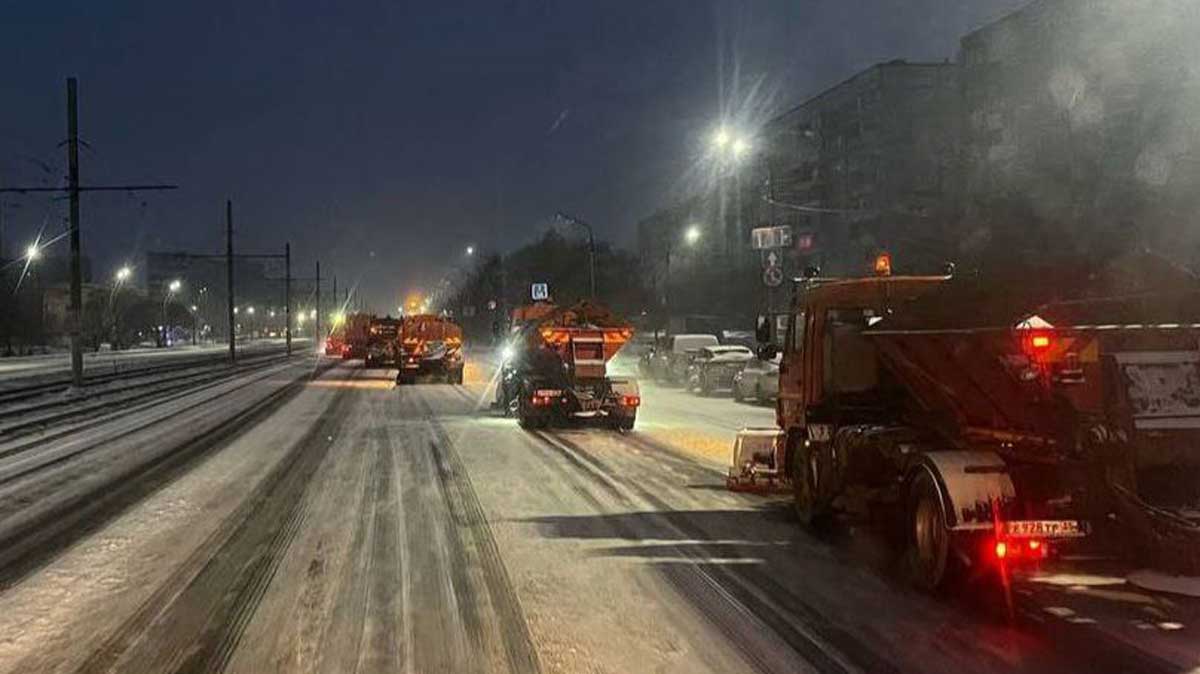 В Череповце коммунальщики начали борьбу с гололёдом: обработаны дороги и тротуары