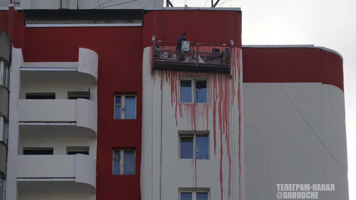 В Череповце устраняют подтеки на фасадах даниловских домов