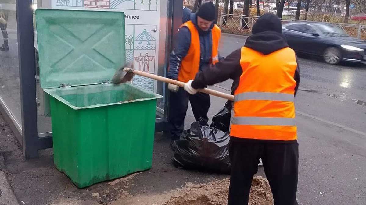 В Череповце устанавливают контейнеры с песком для зимнего содержания остановок