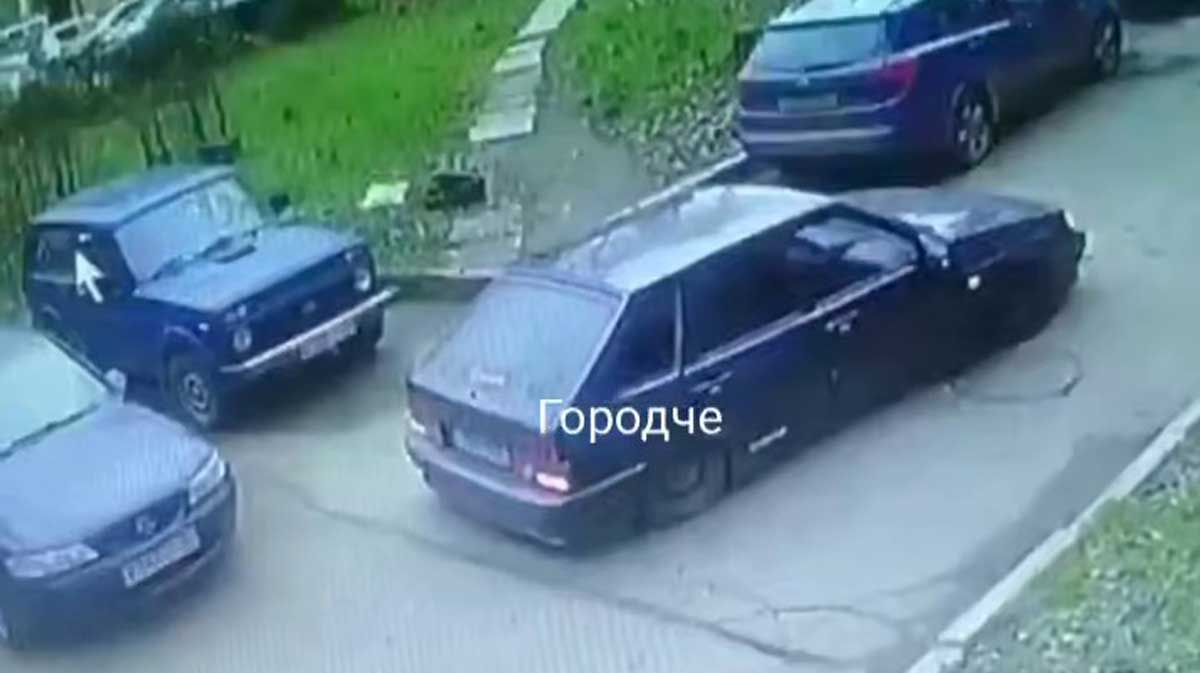 В Череповце водителю сдули колёса и забрали деньги после парковки на чужом месте