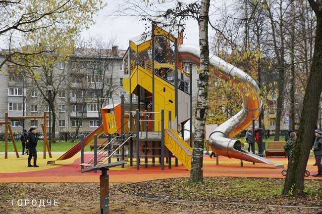 В Череповце открылся обновлённый привокзальный сквер — подарок горожанам ко Дню города