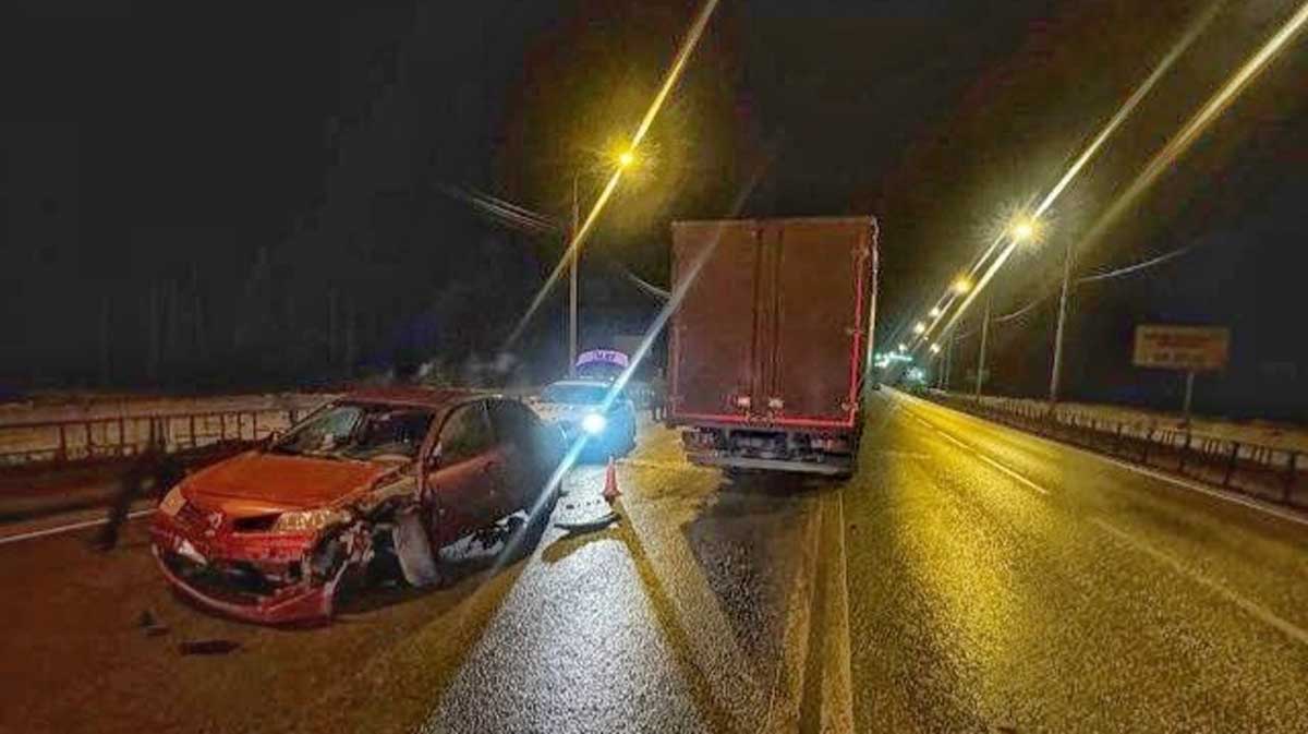 На трассе М-8 под Вологдой пьяная автоледи едва не сбила пешехода: ситуацию спас водитель грузовика