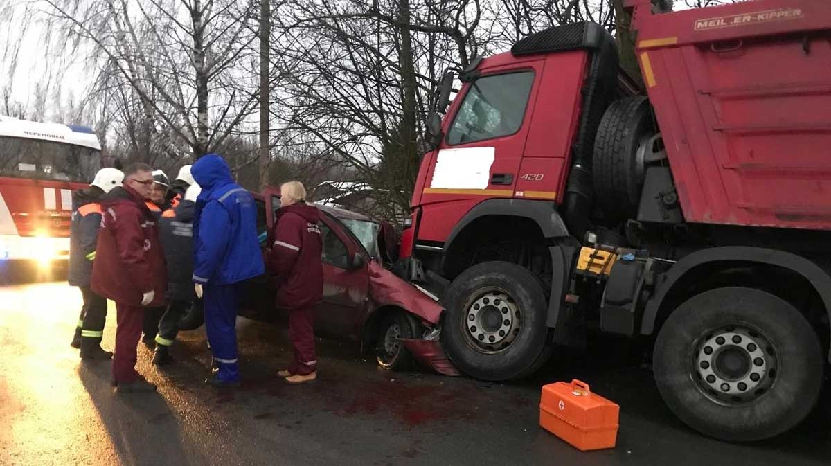 Под Череповцом в результате лобового столкновения погиб пассажир легкового автомобиля