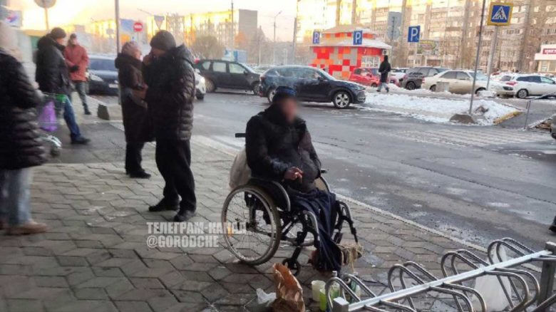 «Замкнутый круг»: бездомный на коляске и бессилие служб в Череповце