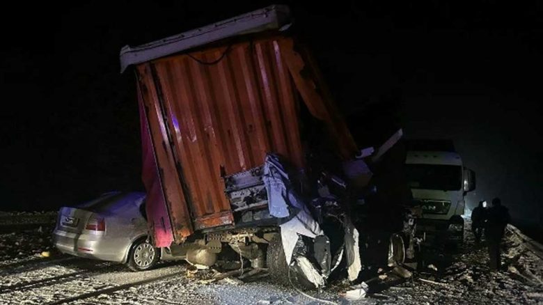 Два человека погибли в массовой аварии на трассе М-8 в Вологодской области