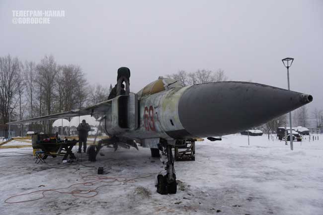 В Парк Победы доставили легендарный МиГ-23: специалисты приступили к сборке