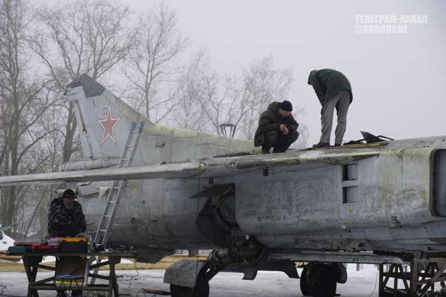 В Парк Победы доставили легендарный МиГ-23: специалисты приступили к сборке