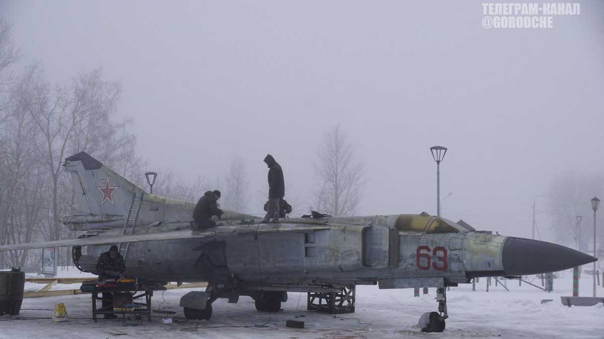 В Парк Победы доставили легендарный МиГ-23: специалисты приступили к сборке