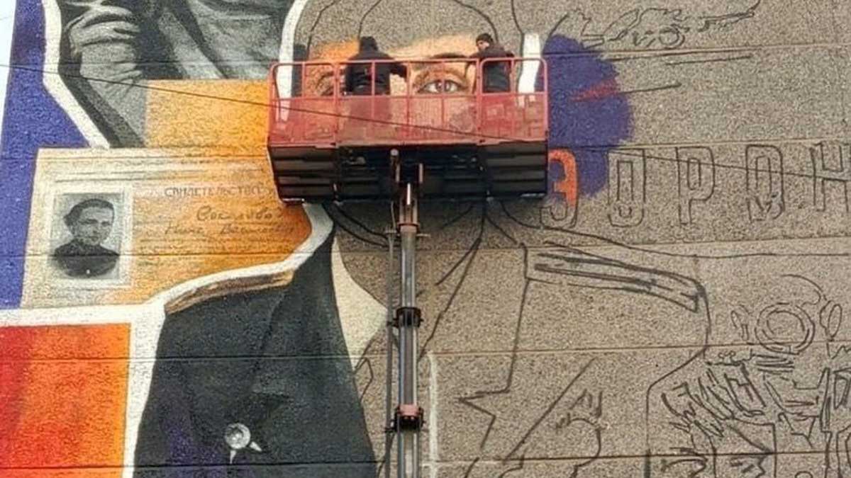 Художник завершил новый мурал в Череповце, посвятив его первой женщине-водолазу СССР