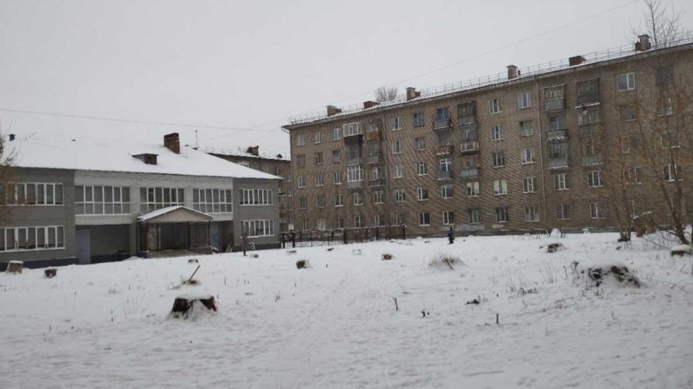 Дворы Череповца постепенно лишаются зеленых насаждений из-за нехватки парковок