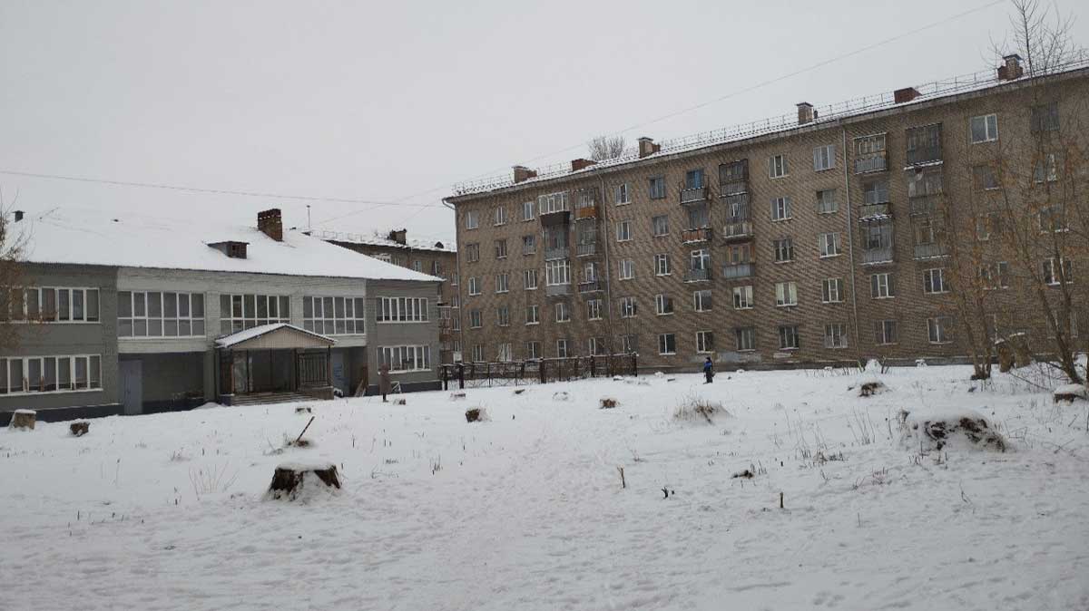 Дворы Череповца постепенно лишаются зеленых насаждений из-за нехватки парковок