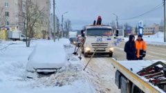 С улицы Олимпийской эвакуировали автомобили, мешавшие уборке снега