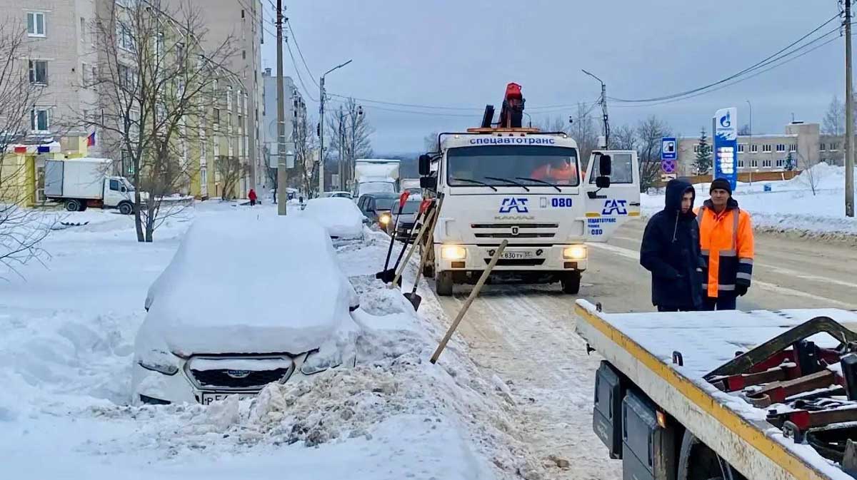 С улицы Олимпийской эвакуировали автомобили, мешавшие уборке снега