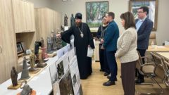 Митрополит Савва показывает эскизы