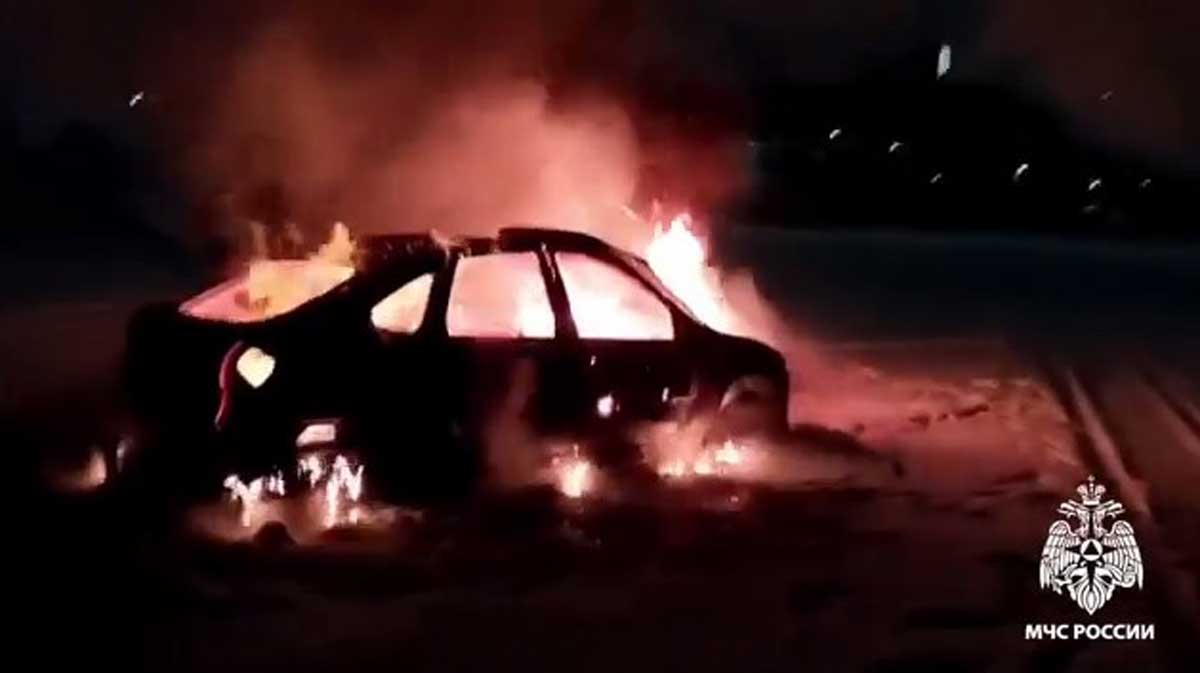 В Вологде на льду реки загорелся автомобиль