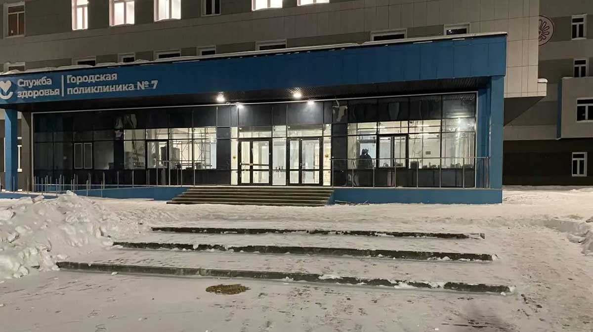 В Зашекснинском районе завершили уборку территории у строящейся поликлиники