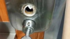 Вандалы вновь разгромили общественный туалет у вокзала в Череповце