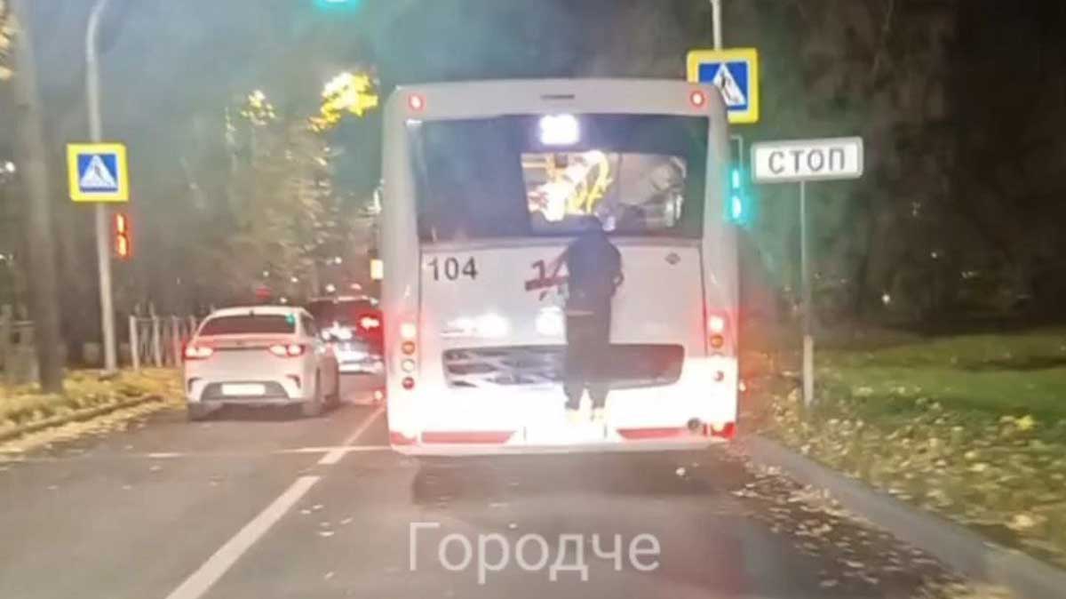 В Череповце усилят борьбу с зацепингом на общественном транспорте