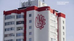 Краска на фасаде дома на Данилова начала сходить после зимы